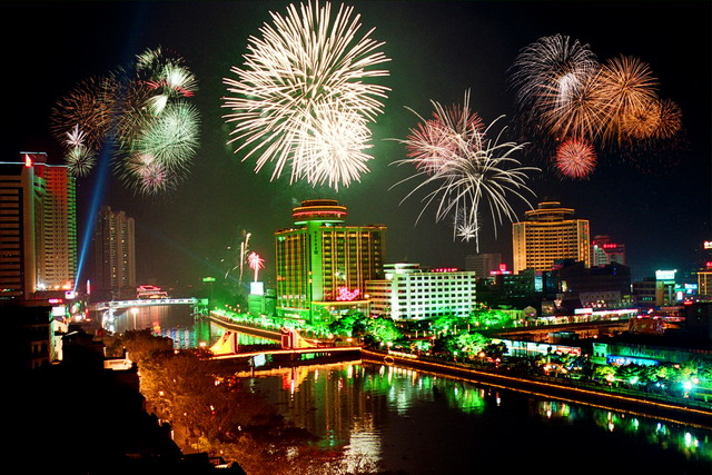 優(yōu)秀獎(jiǎng)-火樹(shù)銀花不-黃可明夜城